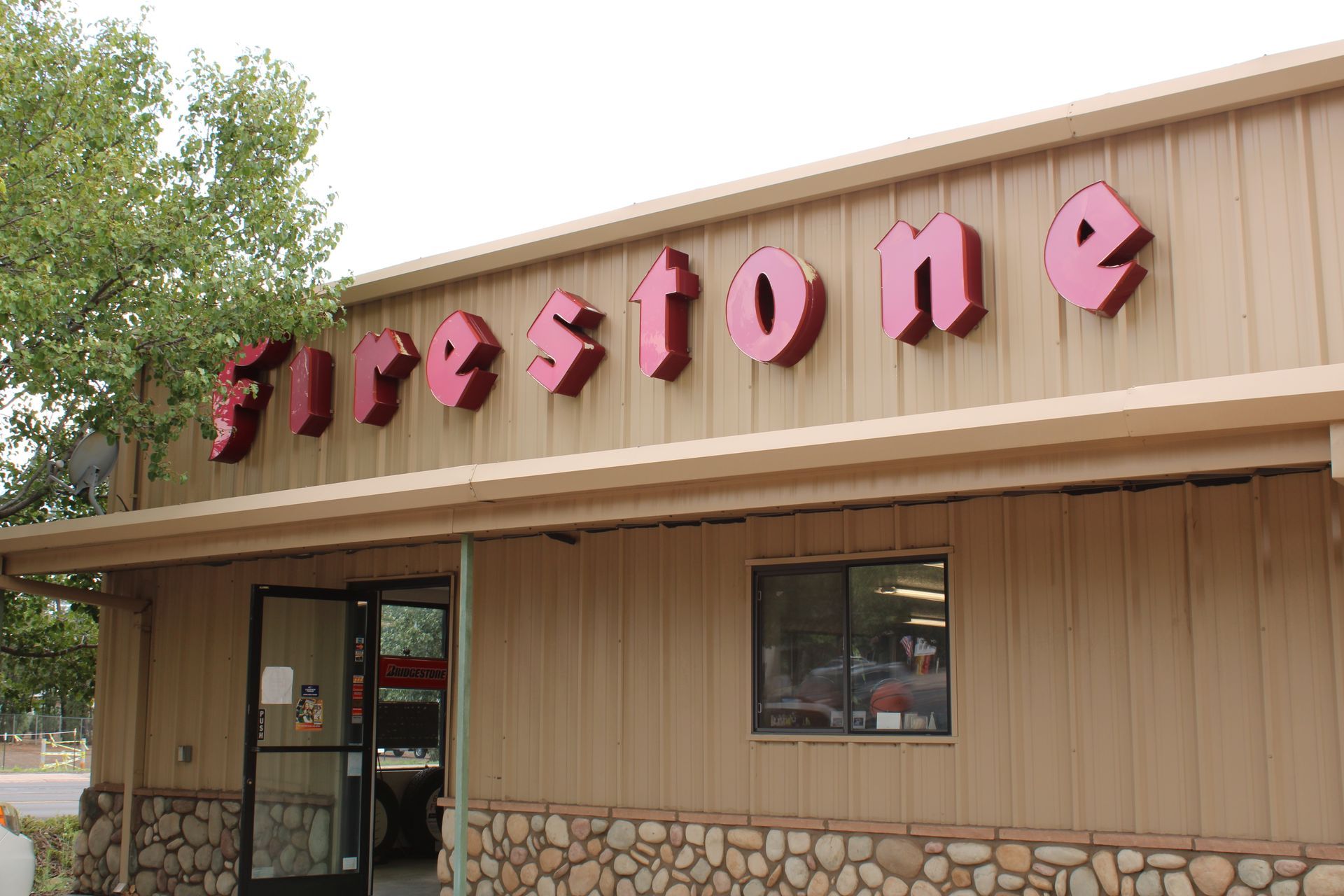 Pinetop building with a sign that says firestone on it