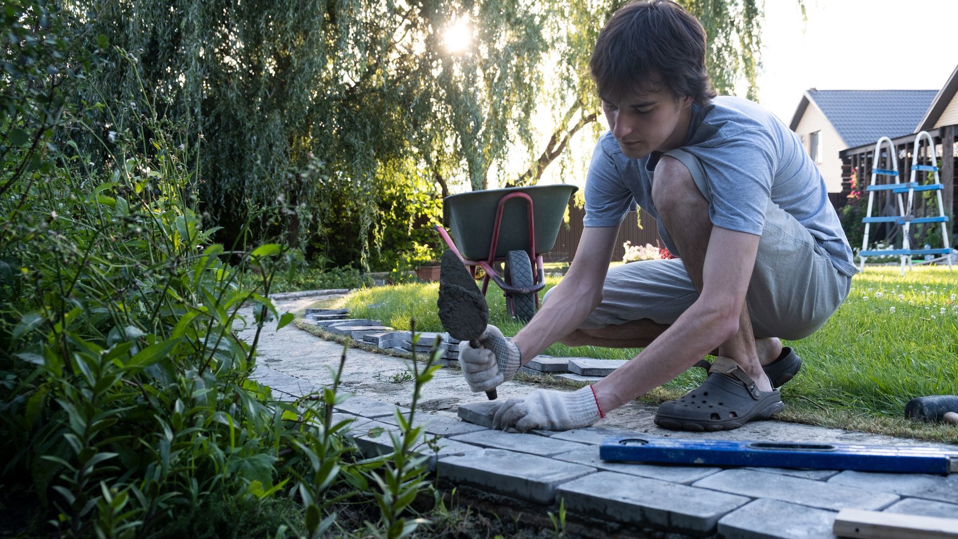 Self-laying of concrete paving slabs in the courtyard of the house. Self-laying of concrete paving slabs in the courtyard of the house.