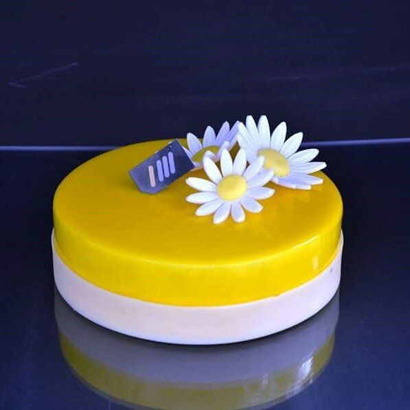Una torta di cake design con decorazioni personalizzate