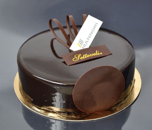 Una torta setteveli ricoperta di cioccolato artigianale