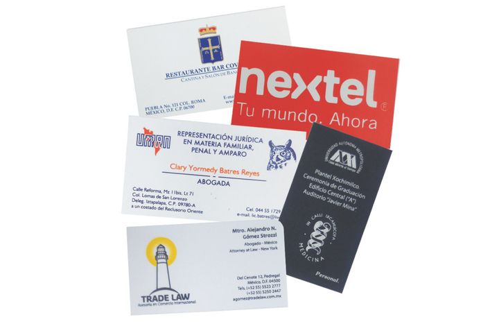 Una pila de tarjetas de presentación, incluida una para Nextel.