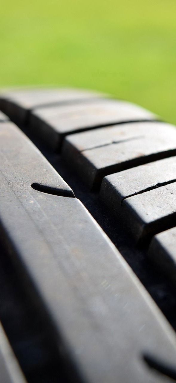 A close up of a tire with a green background