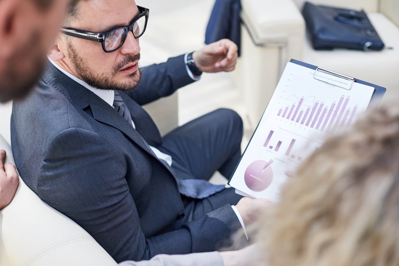 Consulente immobiliare YouHosty che analizza i dati del mercato immobiliare di Milano