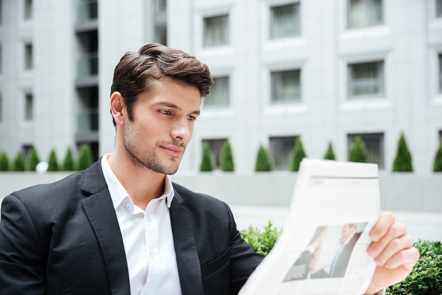 Consulente immobiliare YouHosty che analizza i dati del mercato immobiliare di Milano