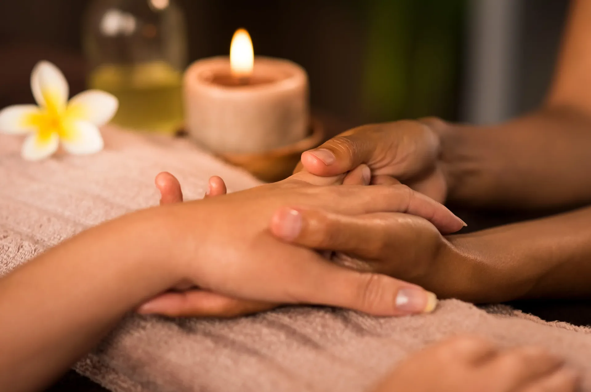 una donna sta ricevendo un massaggio delle mani in un salone di bellezza .