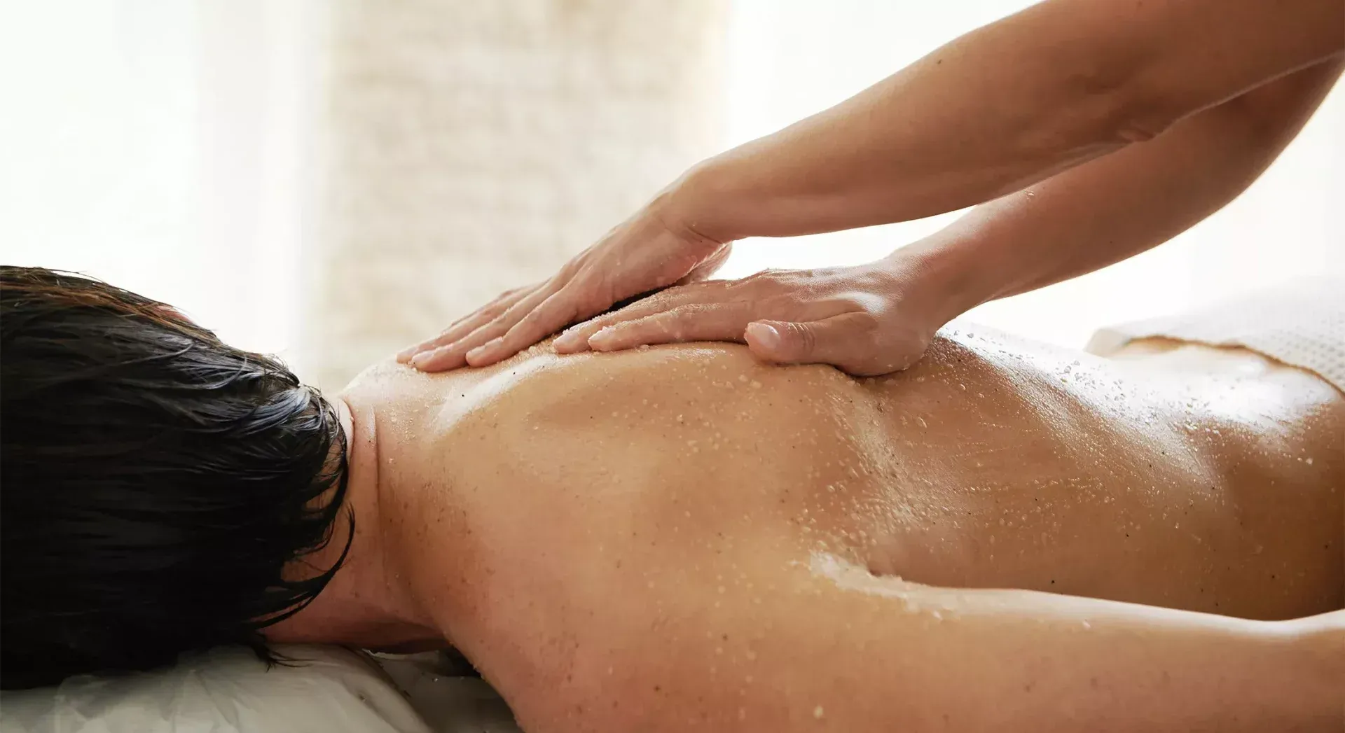 Una donna si sta facendo fare un massaggio in una spa.