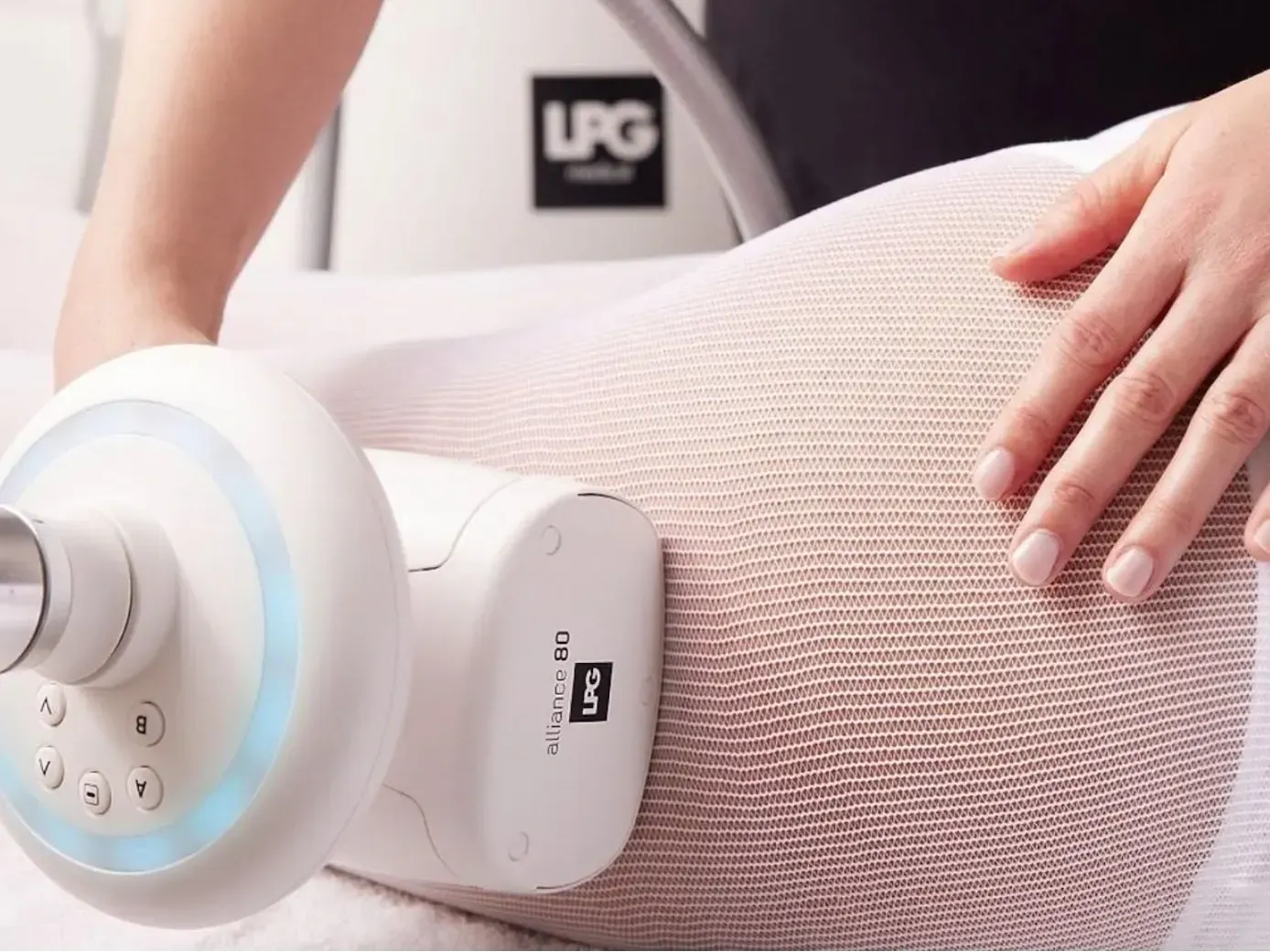 una donna sta ricevendo un trattamento con una macchina lpg .