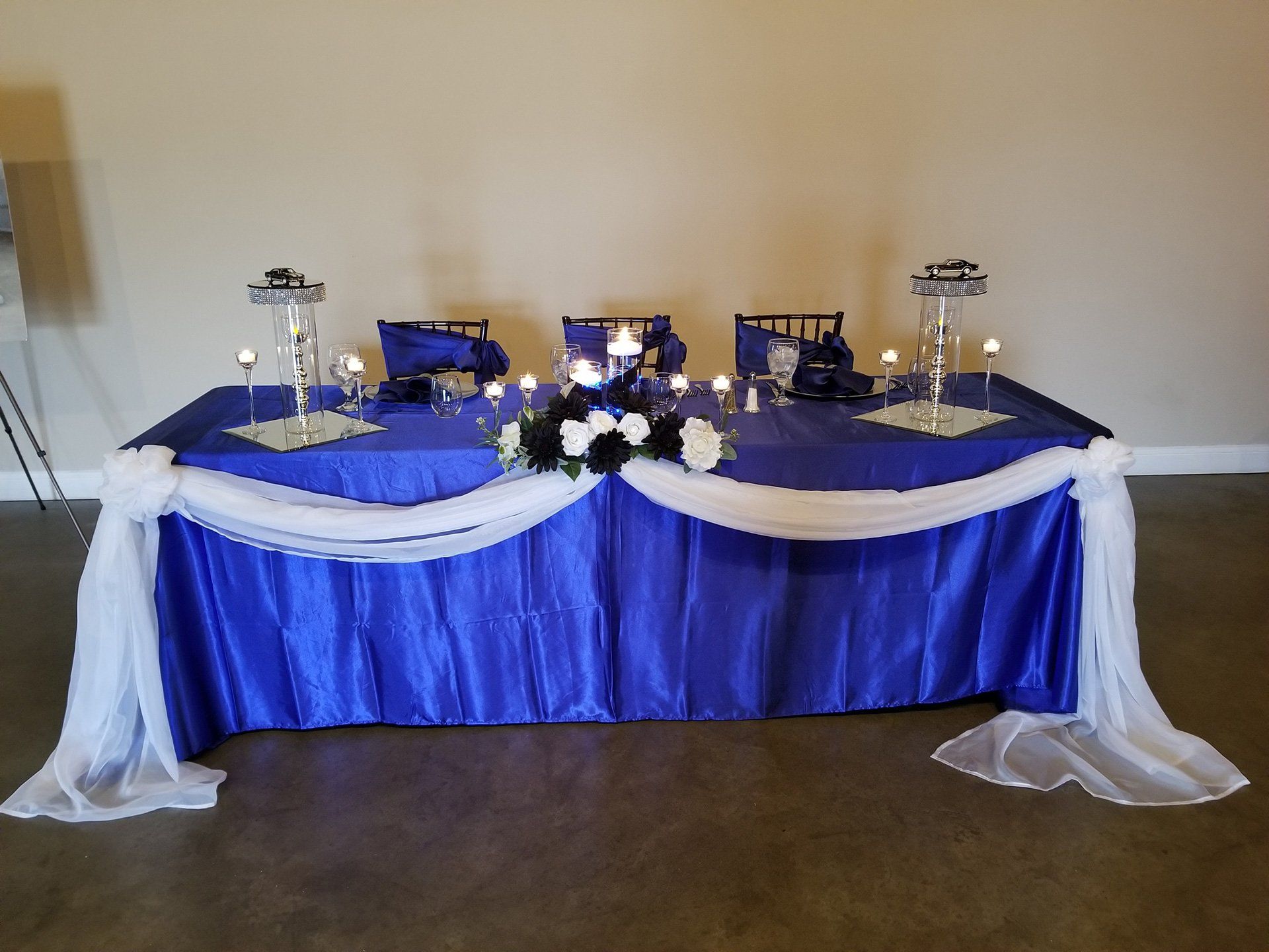 small head table with blue and white decor