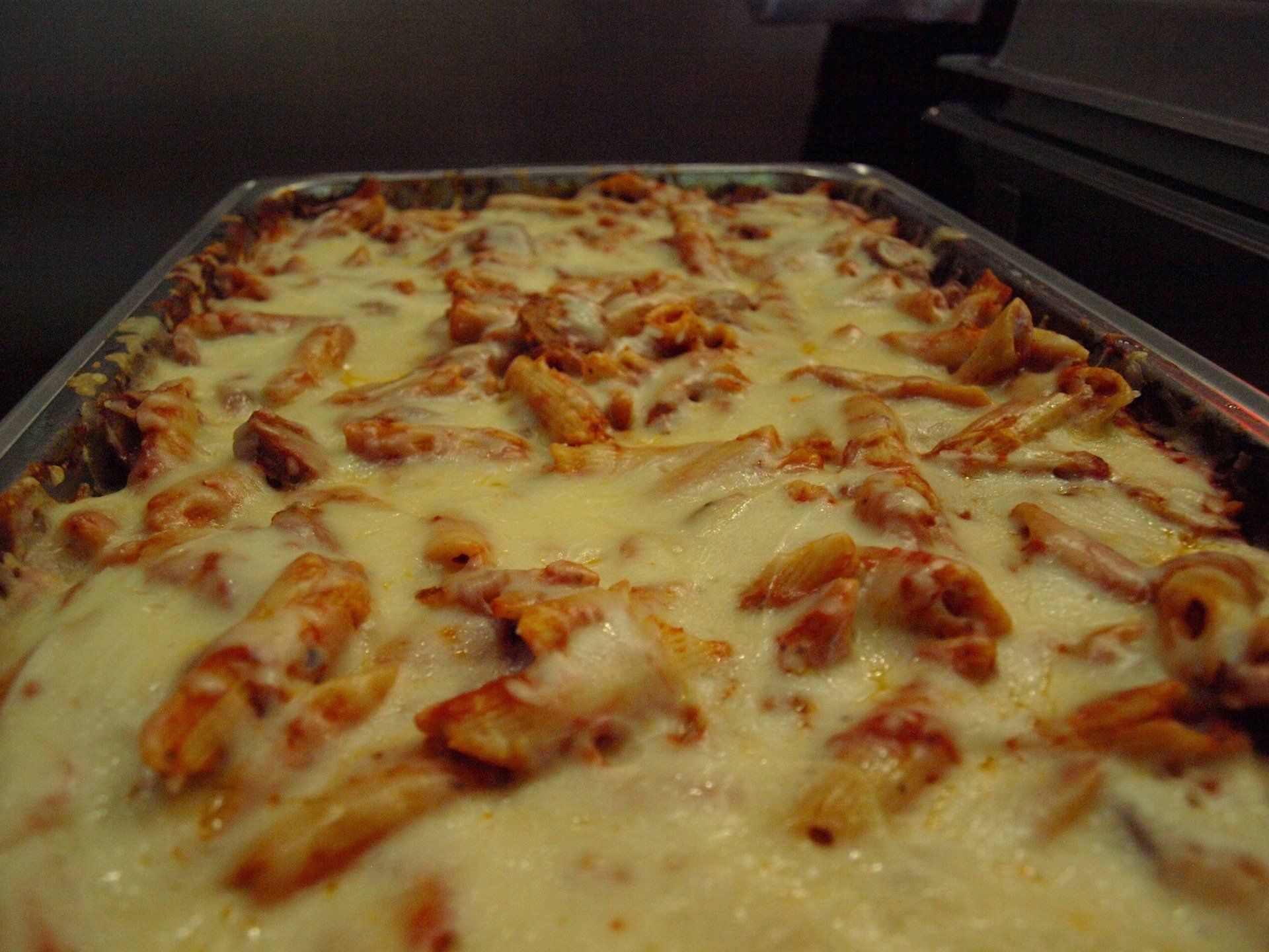 buffet pan filled with baked ziti