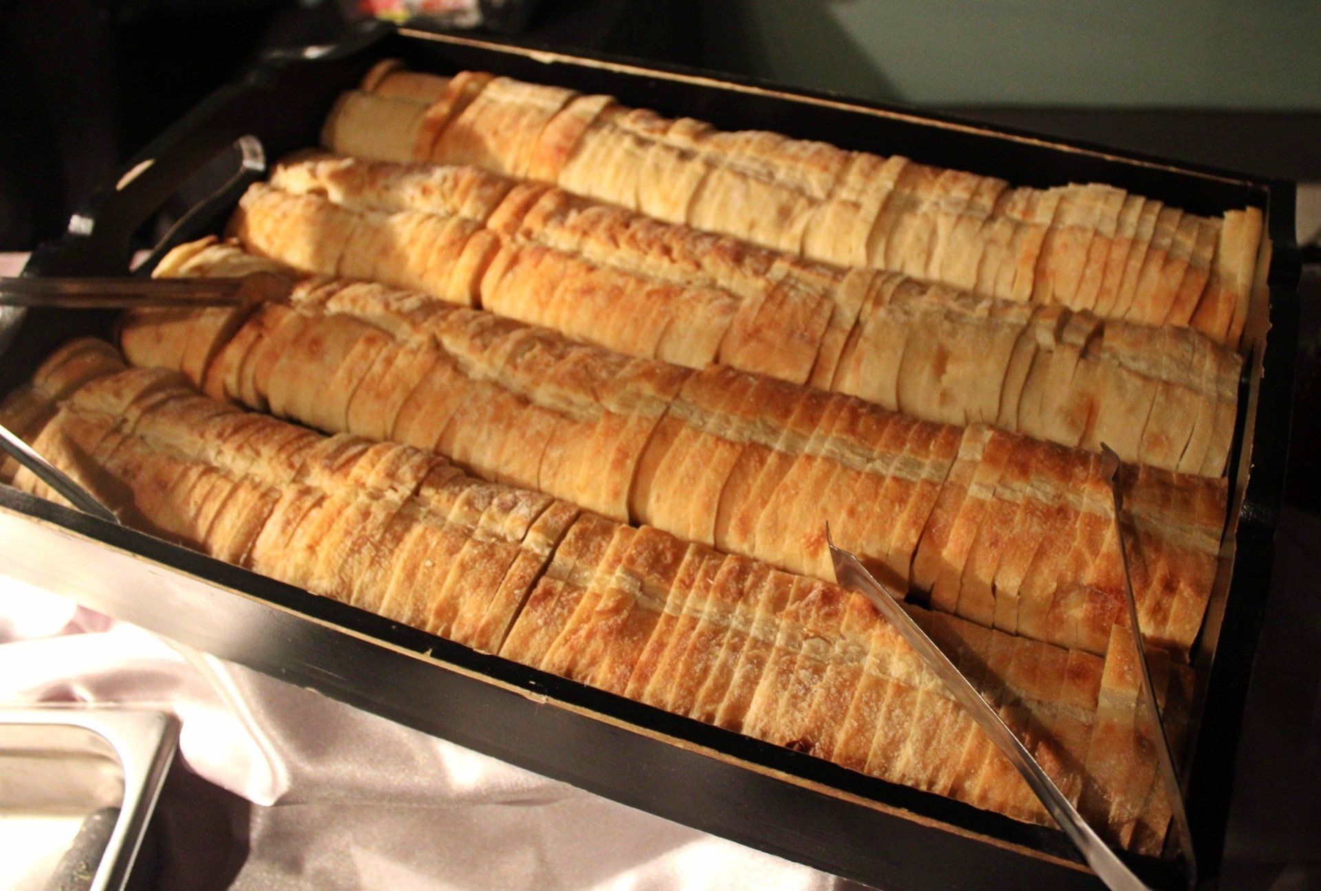 buffet pan filled with sliced bread