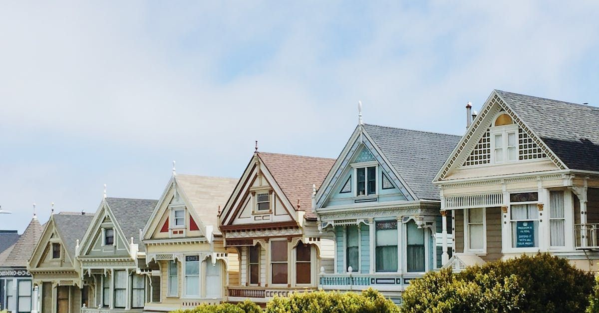 A row of houses are lined up in a row.