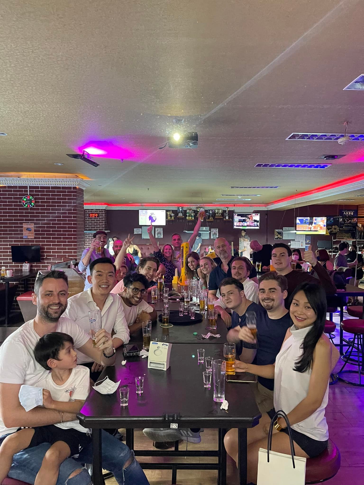 A group of people are sitting at tables in a restaurant.
