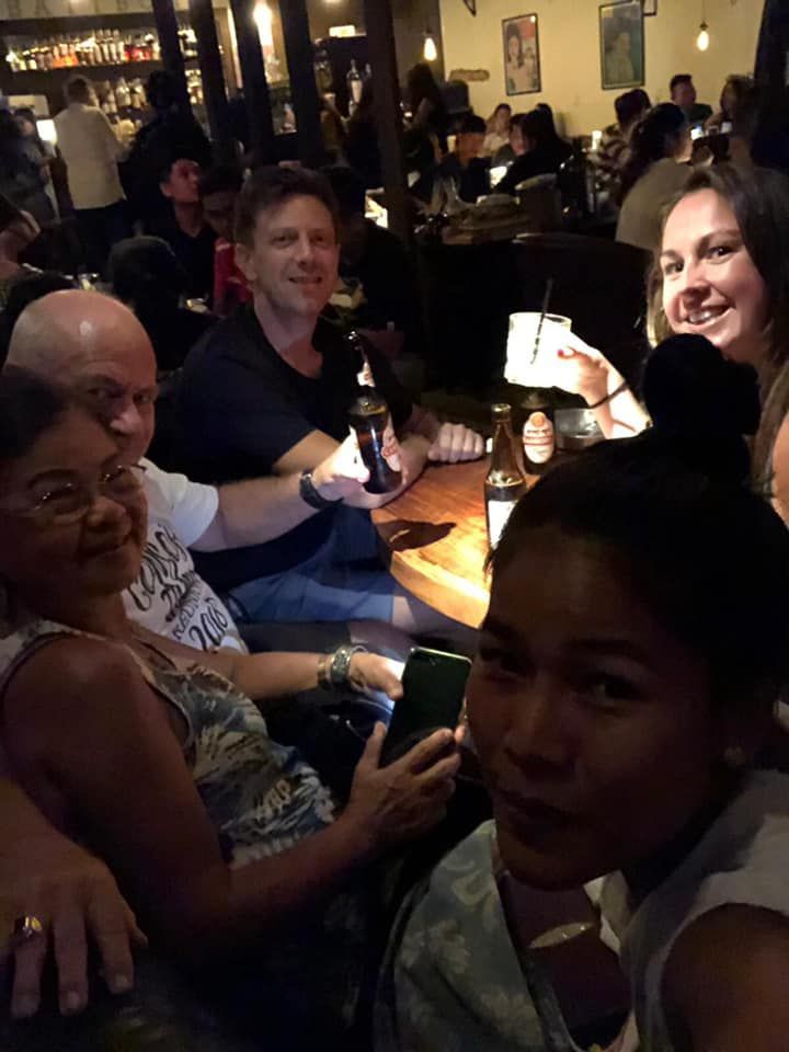 A group of people are sitting at a table in a restaurant.