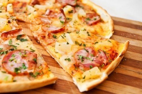 Pizza cotta in forno a legna