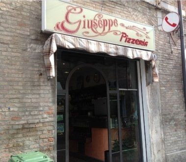 Ingresso della pizzeria