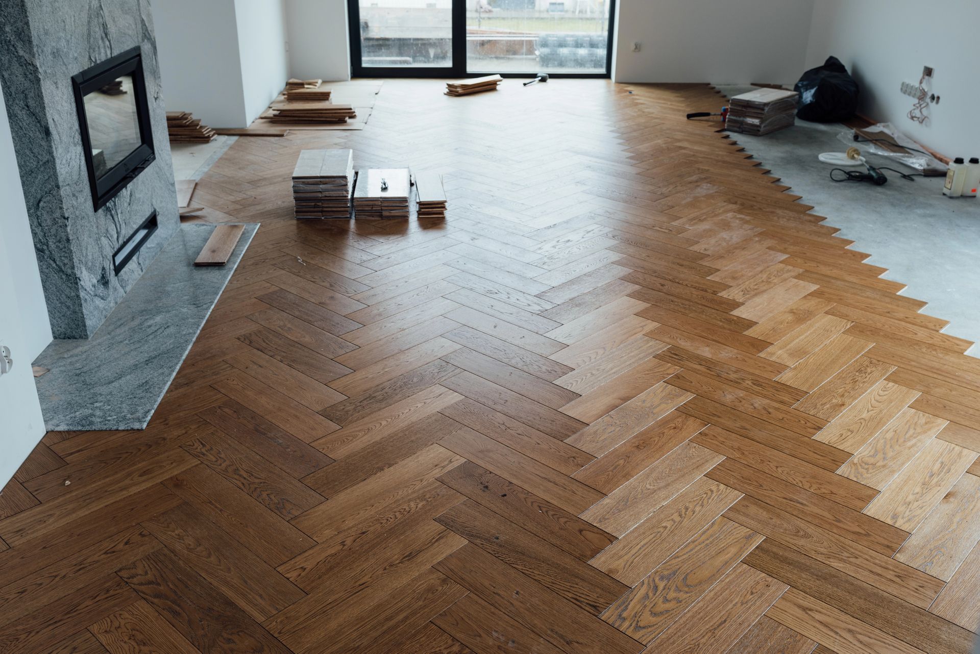 posa di parquet in un salotto