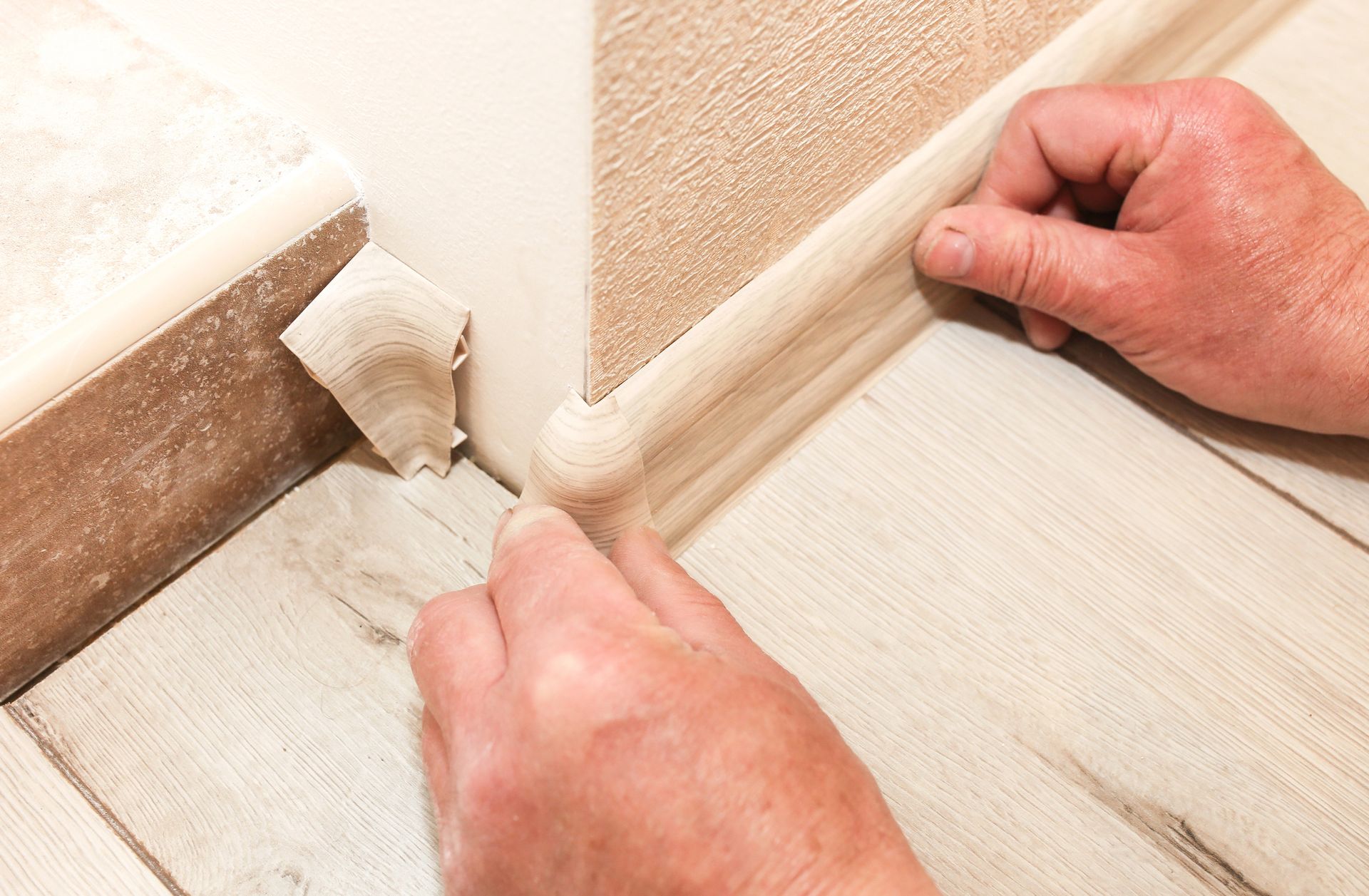 realizzazione di battiscopa su pavimento in legno