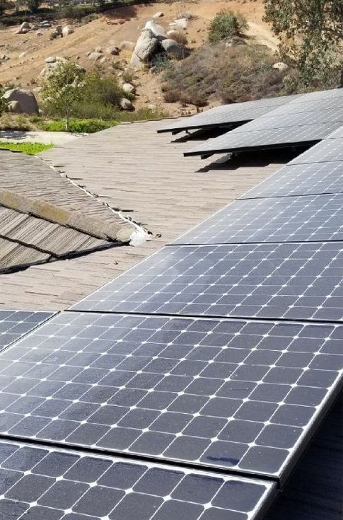 A row of solar panels sitting on top of a roof