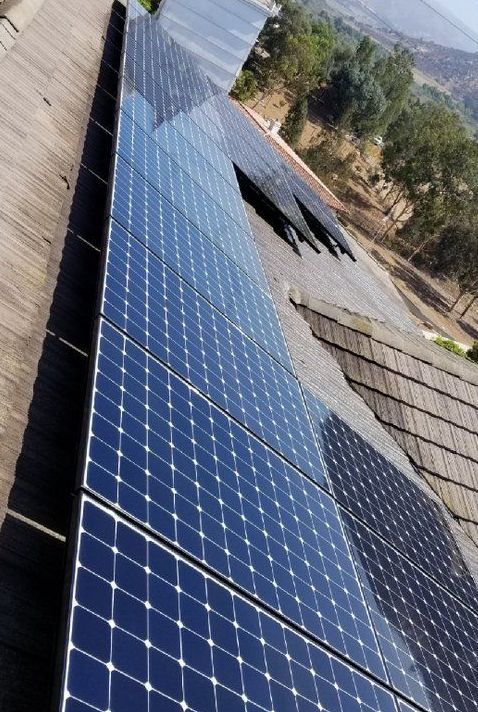 A row of solar panels sitting on top of a roof.