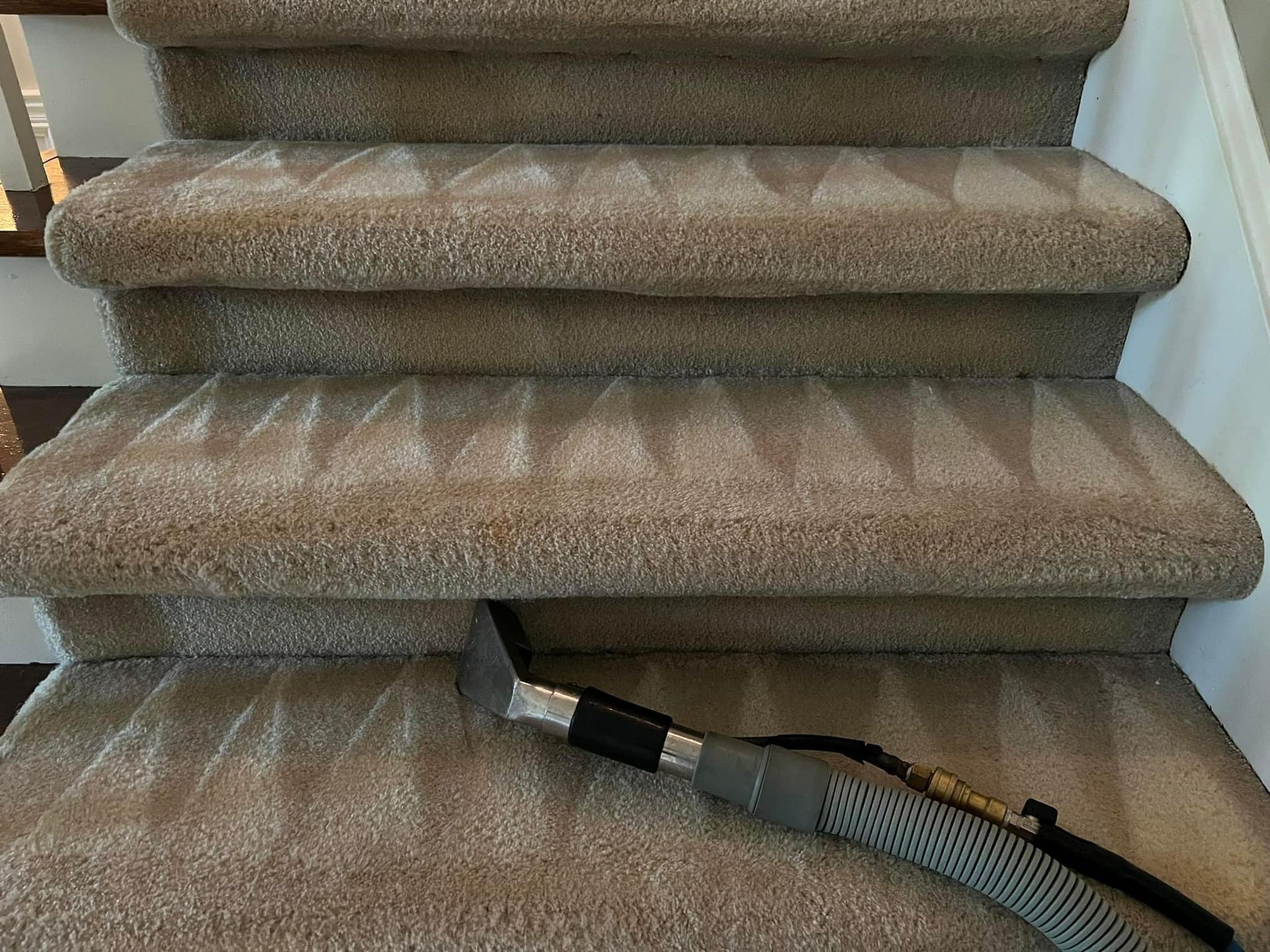 A vacuum cleaner is sitting on top of a set of stairs.