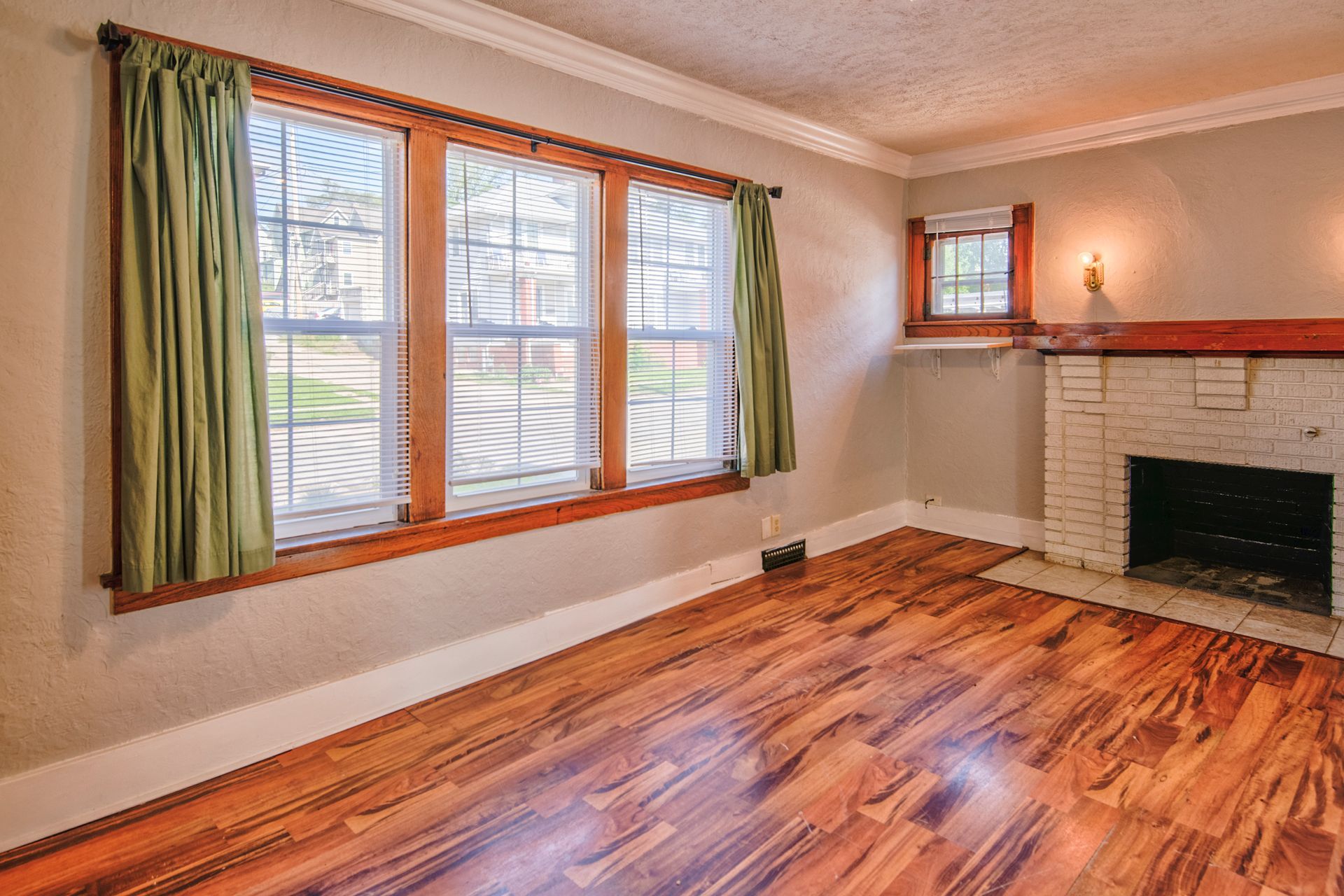 563 s 35th street living room