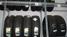 pneumatici da neve pronti per essere installati