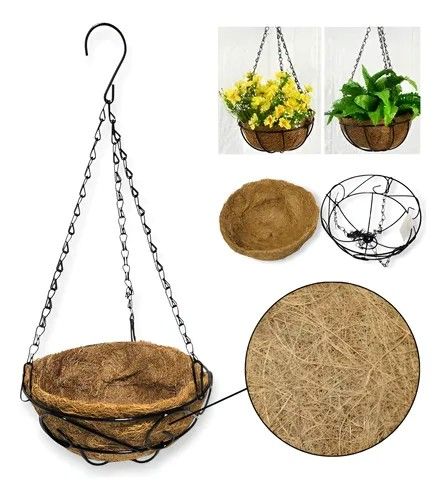 Cesta colgante para plantas con revestimiento de coco, sujeta mediante cadenas de metal negro y un gancho.