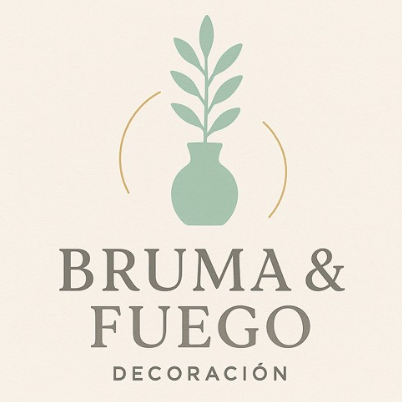 Logotipo: planta verde claro en jarrón con círculo dorado y texto “Bruma & Fuego Decoración” en gris sobre fondo crema.