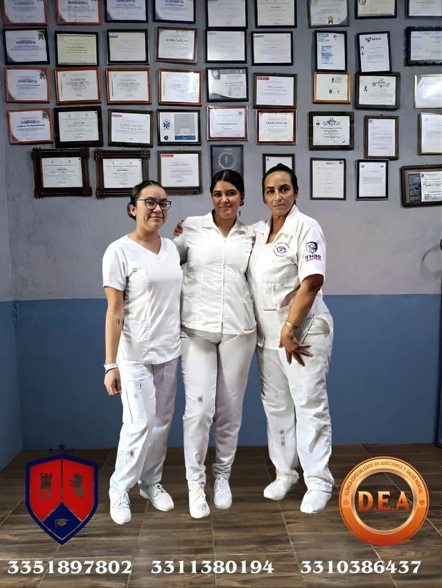 Equipo médico y psicológico de la clínica en un espacio de atención sereno