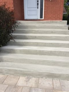 Un ensemble de marches en béton menant à un bâtiment en briques.