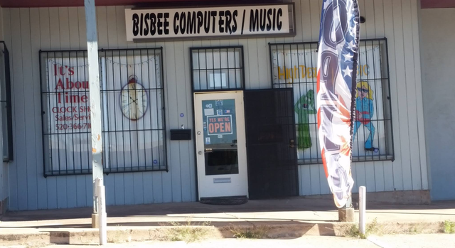 A store front with a sign that says bisbee computers music