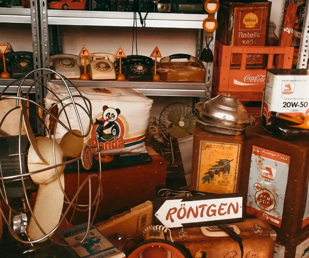 A store filled with lots of old items and a sign that says röntgen