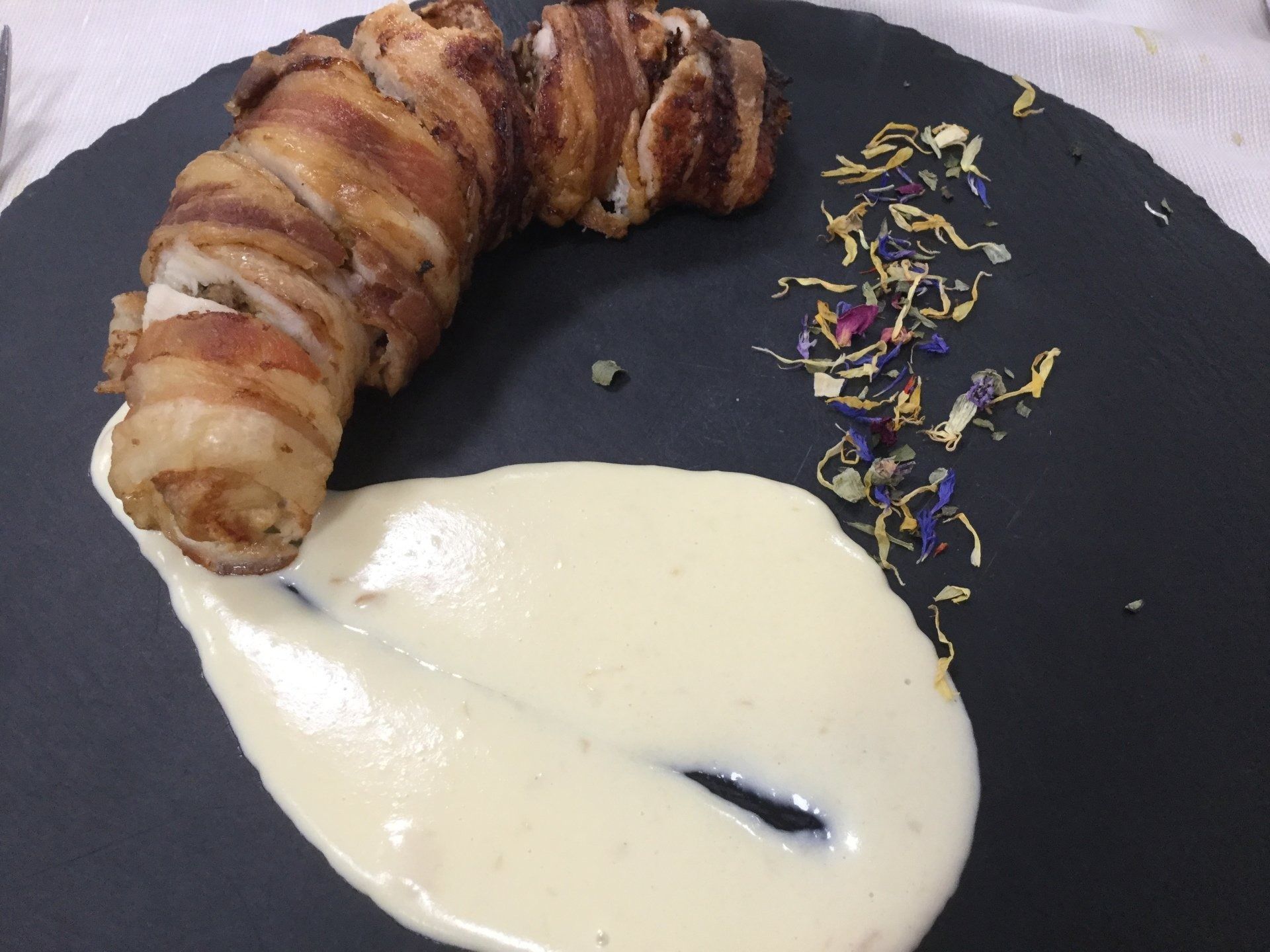 Un primo piano di un piatto di cibo con salsa sopra