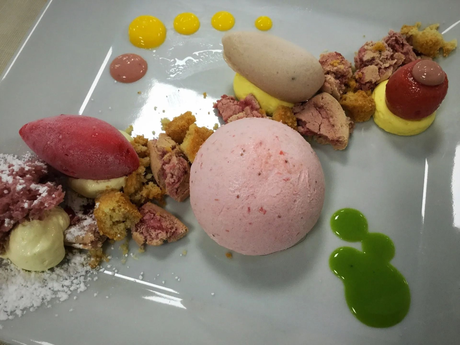 Un piatto bianco sormontato da una varietà di dessert