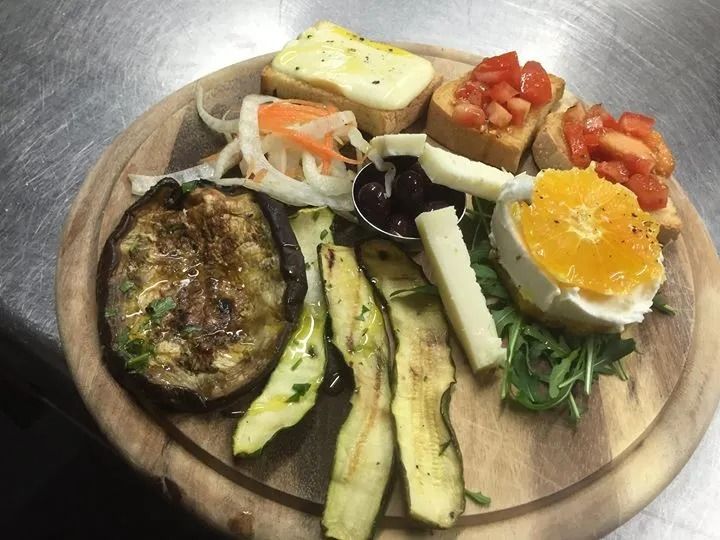 Un tagliere di legno con sopra una varietà di alimenti