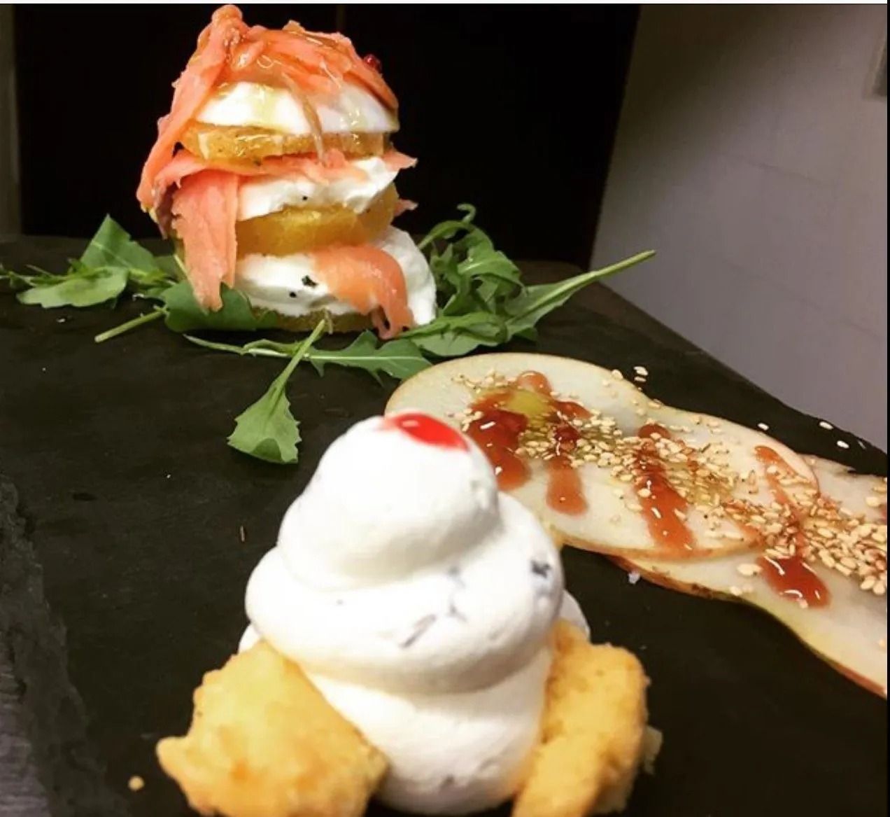 Un primo piano di un piatto di cibo su un tavolo