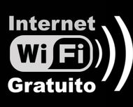 Un cartello bianco con la scritta internet wi-fi gratuito su sfondo nero