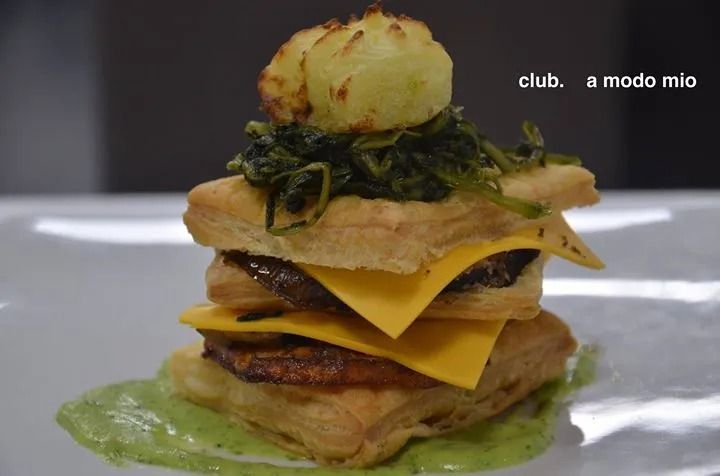 Un primo piano di un panino su un piatto con la scritta