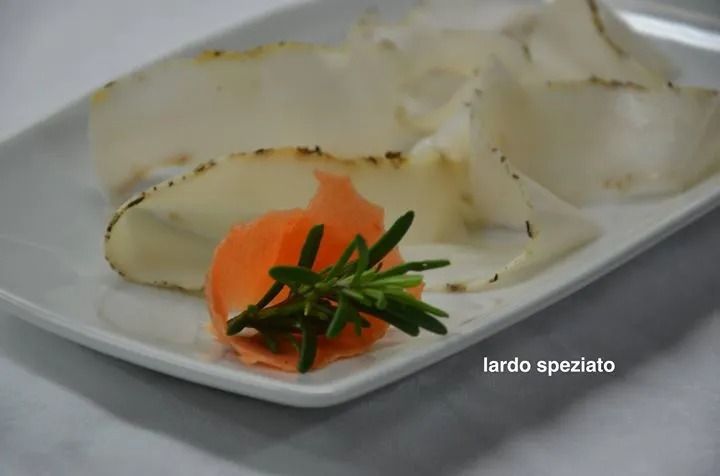 Un piatto di cibo con la scritta lardo speziato sul fondo