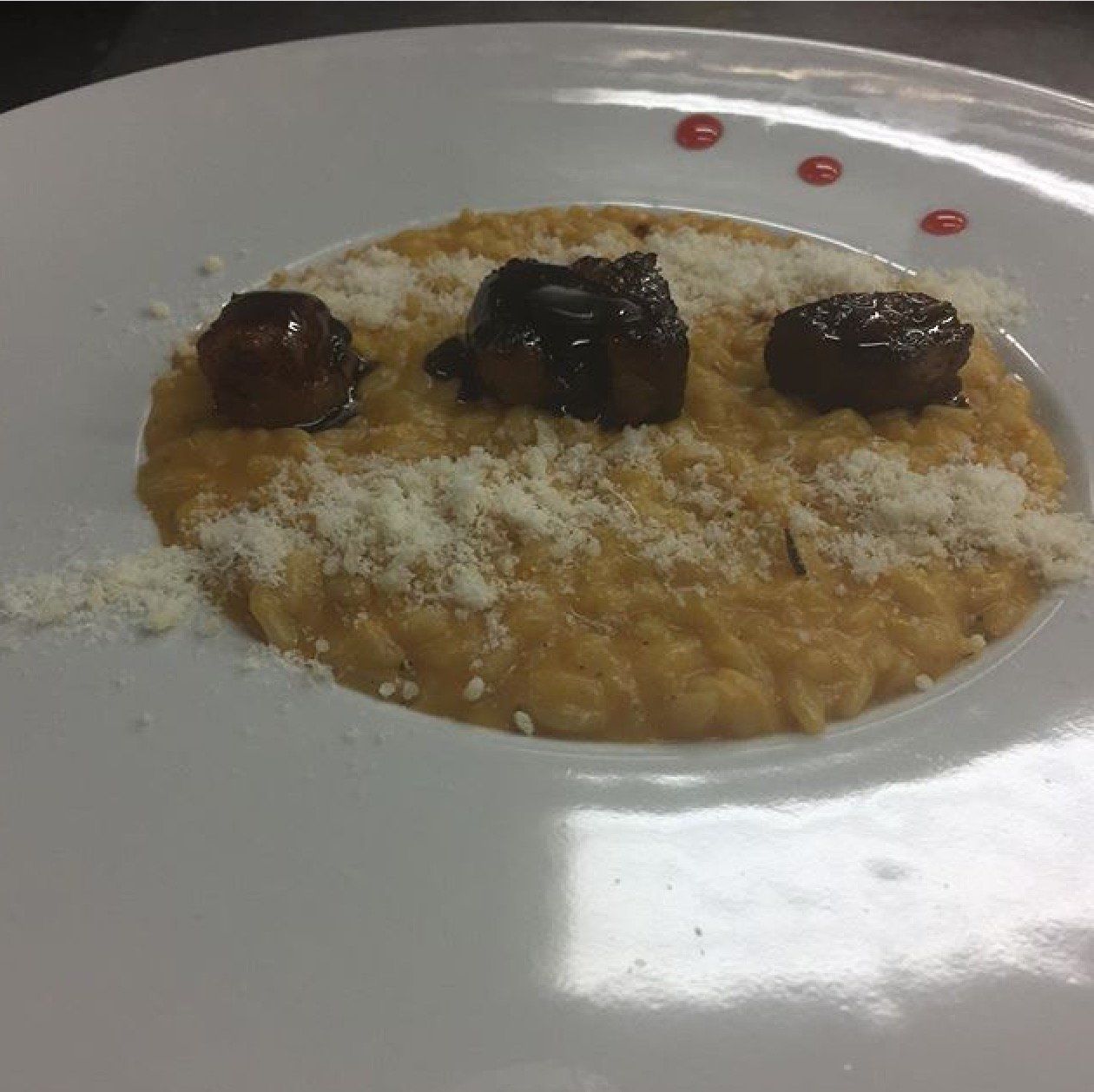 Un primo piano di un piatto di cibo con una faccina sorridente sopra