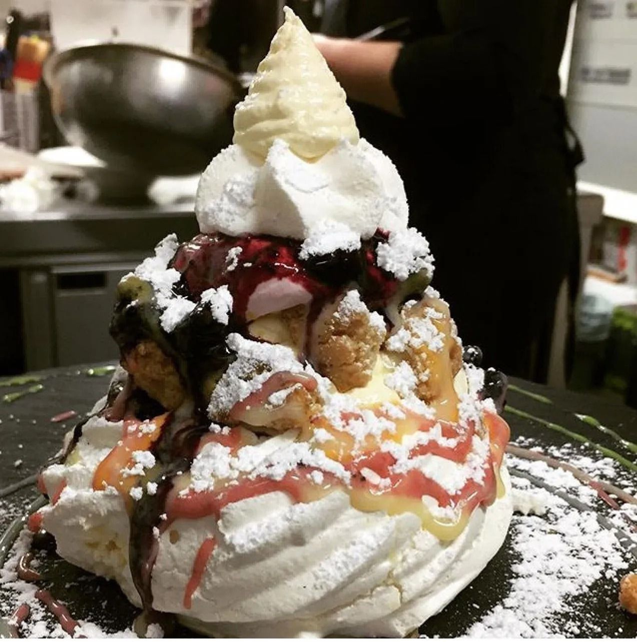 Un dessert con panna montata e zucchero a velo sopra
