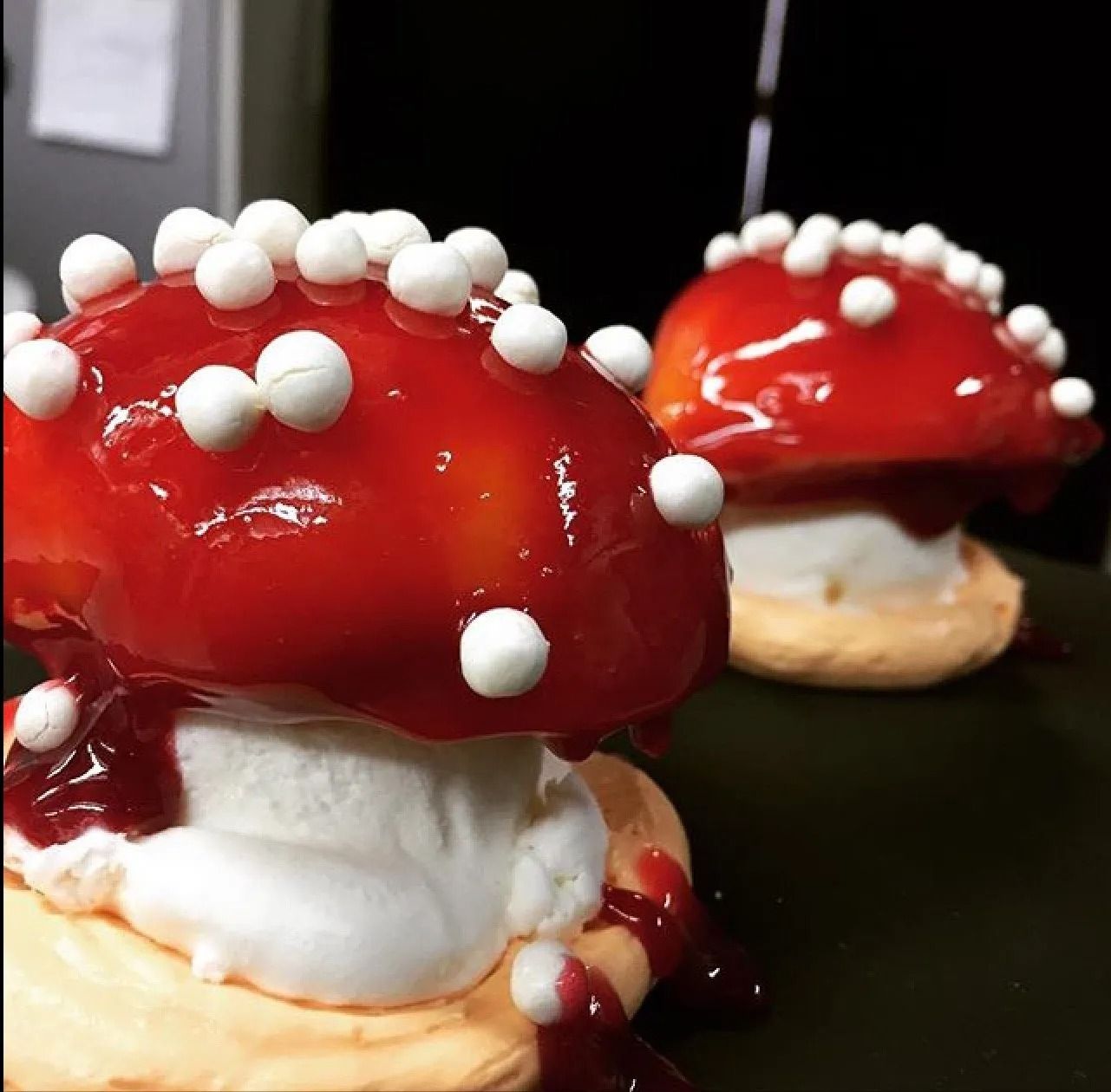 Due dessert a forma di fungo con granella bianca sopra