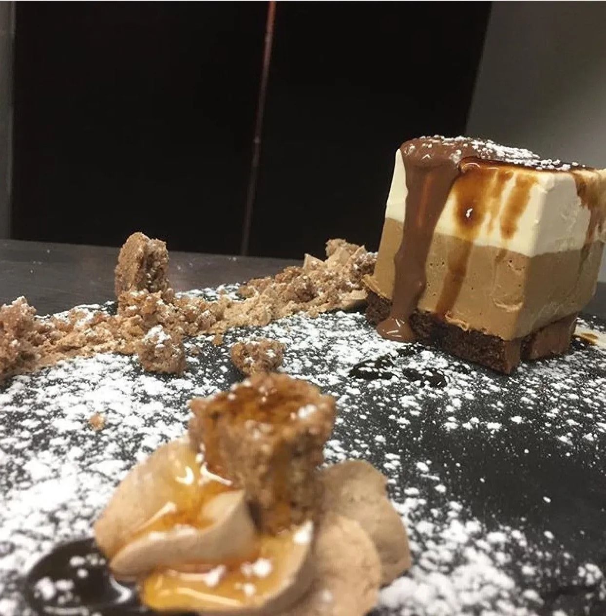 Un primo piano di un dessert con zucchero a velo sopra