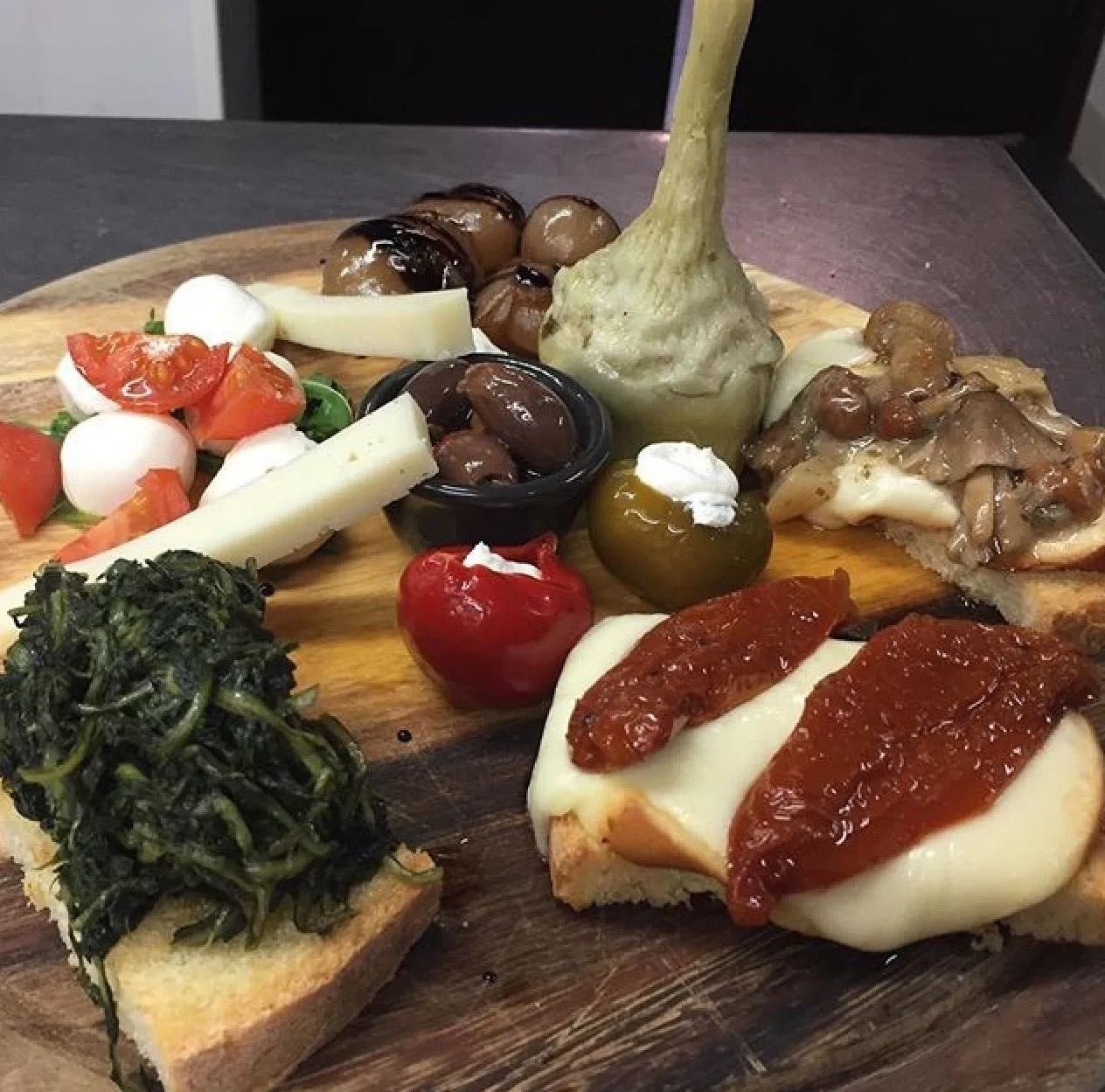 Un tagliere di legno con sopra una varietà di alimenti