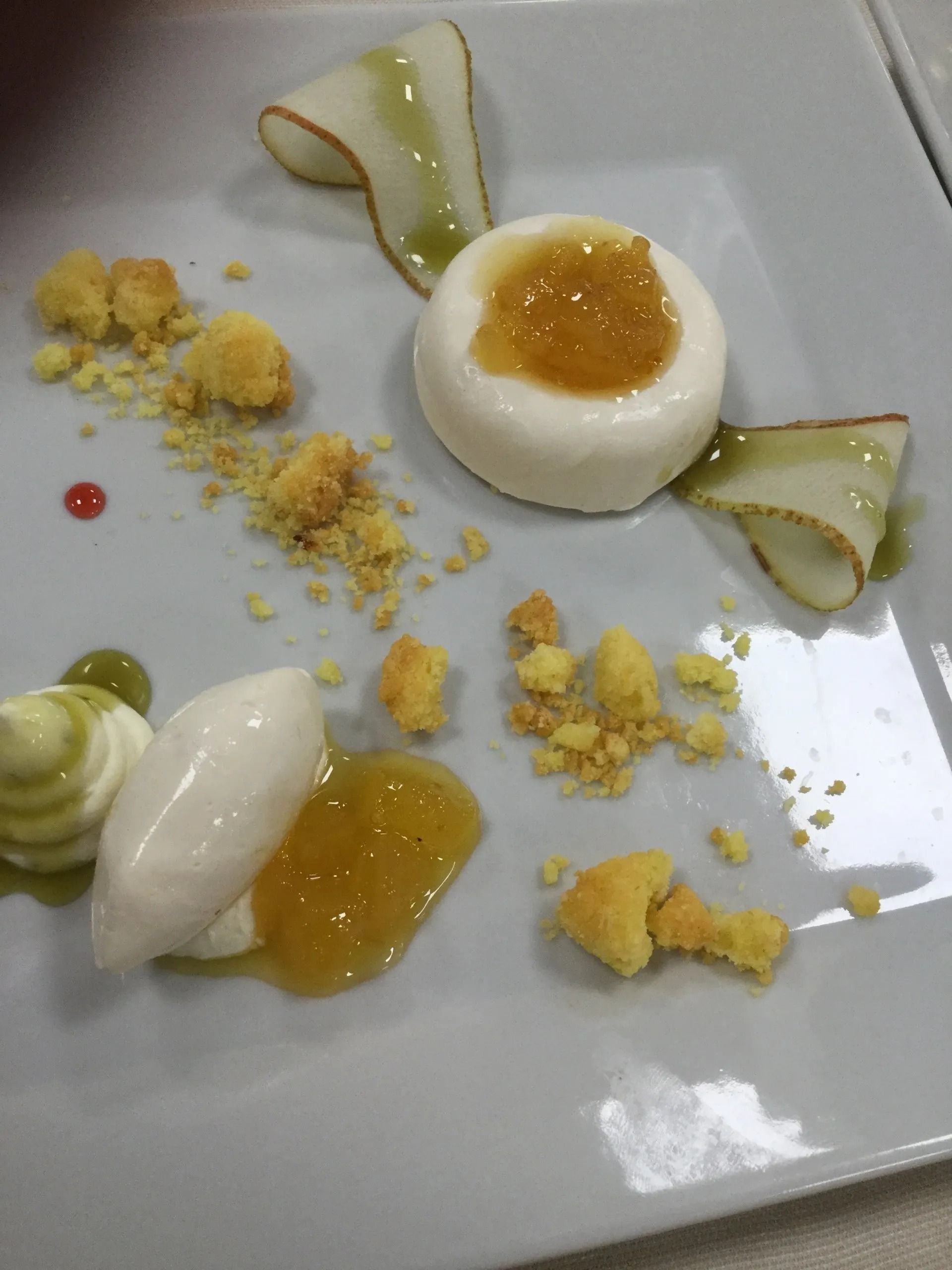 Un primo piano di un piatto di cibo con una pera sopra