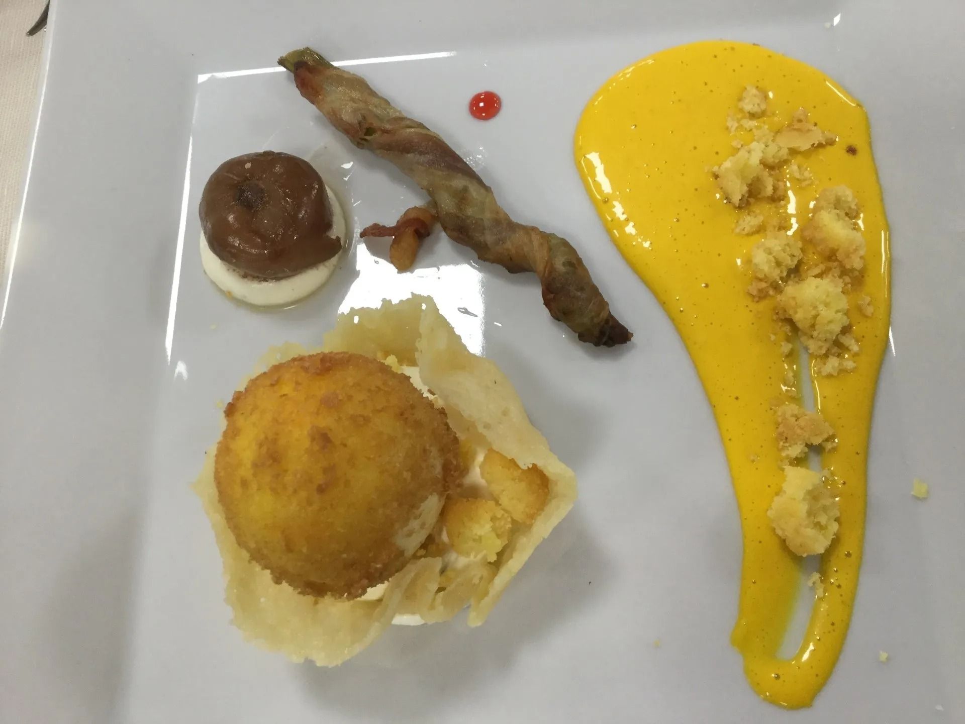 Un piatto di cibo con una salsa gialla sopra