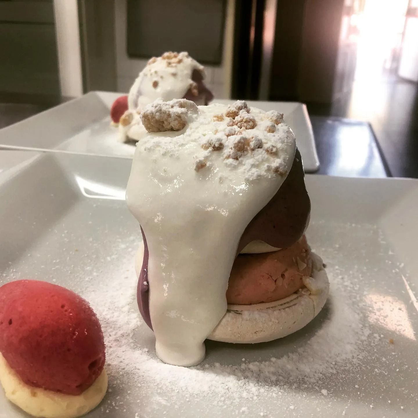 Un dessert su un piatto con zucchero a velo sopra