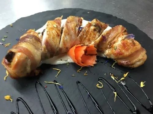 Un primo piano di un piatto di cibo su un tavolo