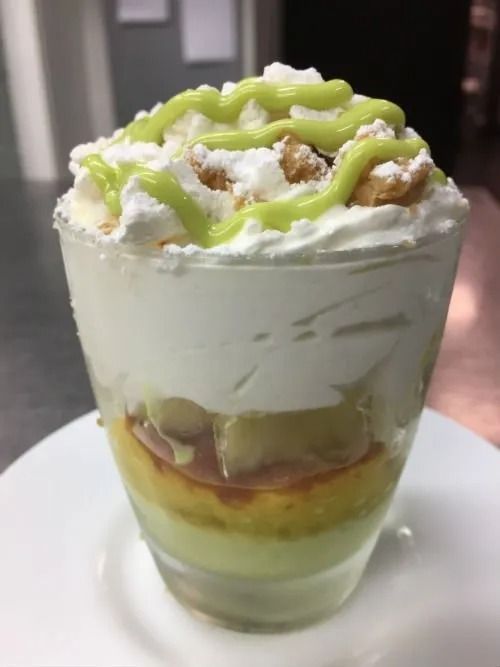 Un primo piano di un dessert in un bicchiere su un piatto