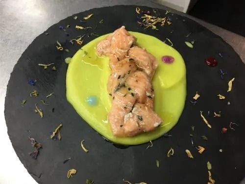 Un primo piano di un piatto di cibo su un tavolo